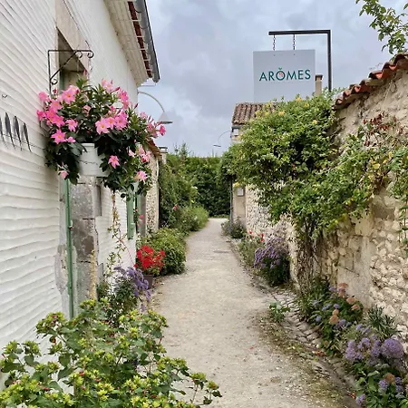 Дом отдыха Lovely Ecolodge With Year-round Heated Pool In Charente-maritime